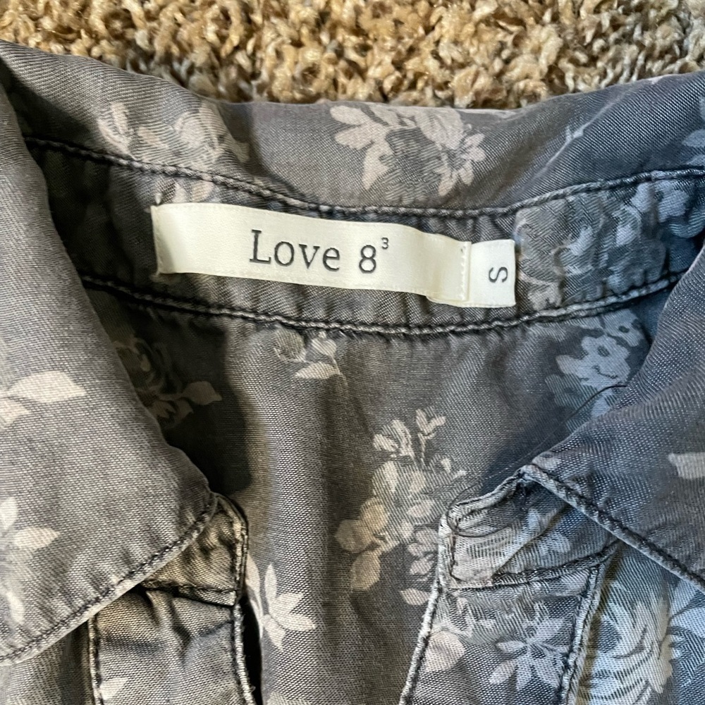Love 8 small gray floral shirt - Picture 3 of 7